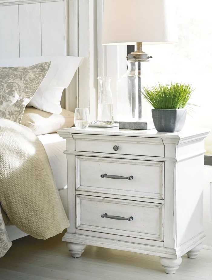 Ashley Express – Kanwyn Three Drawer Night Stand